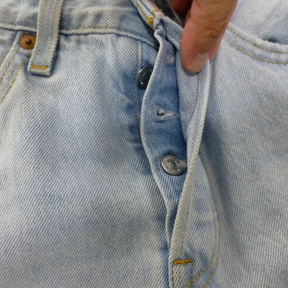 Levis 501 Jeans Mens 26x31 Light Wash Blue Denim Button Fly Straight - Picture 3 of 12